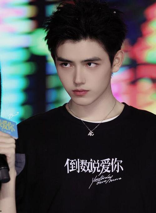 张小寒最新爆料江疏影,张小寒独家爆料揭秘幕后真相  第1张